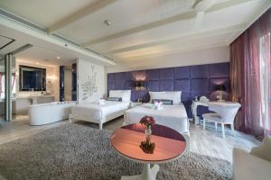 una habitación de hotel con dos camas y una mesa en Hua Chang Heritage Hotel, en Bangkok 48 fotos más