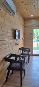 Televiisor ja/või meelelahutuskeskus majutusasutuses Shaan Coco Palms Beach Resort