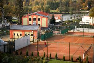 Tenis a/nebo squash v ubytování Dům U Šípku nebo okolí