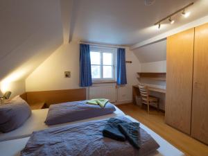 a bedroom with two beds and a window at Kaapdüne in Spiekeroog