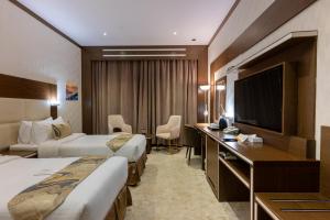Postel nebo postele na pokoji v ubytování Ras Al Khaimah Hotel