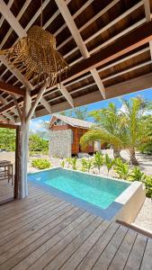 Bazén v ubytování Moorea Reef Bungalows nebo v jeho okolí