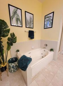 Ένα μπάνιο στο Spacious studio with two queen beds near Beverlywood 5 minutes to Rodeo Drive