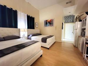Χώρος καθιστικού στο Spacious studio with two queen beds near Beverlywood 5 minutes to Rodeo Drive