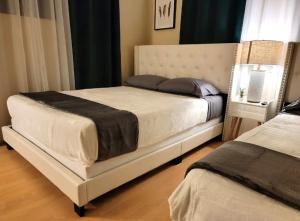 Ένα ή περισσότερα κρεβάτια σε δωμάτιο στο Spacious studio with two queen beds near Beverlywood 5 minutes to Rodeo Drive +10 φωτογραφίες