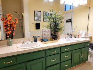 Ένα μπάνιο στο Spacious studio with two queen beds near Beverlywood 5 minutes to Rodeo Drive