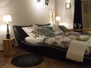 czarna kanapa z poduszkami w pokoju w obiekcie Apartament "Bulwar" - old town w Toruniu