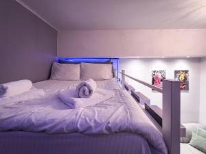 A bed or beds in a room at SpaceFour "DownTown Comfy Loft" by #Gimispace Rentals