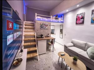 A television and/or entertainment centre at SpaceFour "DownTown Comfy Loft" by #Gimispace Rentals