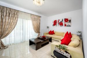 ein Wohnzimmer mit Couch und Tisch in der Unterkunft Amazing Summer Villa in Kolymbia