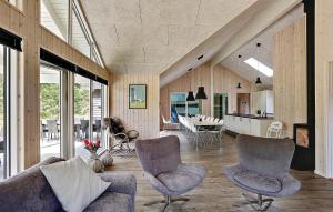 Posezení v ubytování Holiday Home Frederiksværk With Fireplace 10