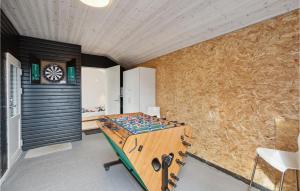 een kamer met een tafeltennistafel voor een muur bij Bakkehuset in Hejls