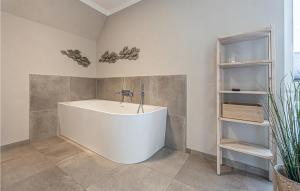 baño con bañera blanca y estante en Roggen-Koje, en Büsum