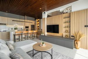 ein Wohnzimmer mit Sofa und Tisch in der Unterkunft Private Villa Ayra 9B by OriVista 10mins to Melasti Beach in Uluwatu