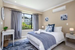 a bedroom with a bed and a window at Luxury Lodge 4F Pearl Valley Golf Estate in Simondium +23 photos