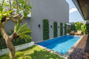ein Swimmingpool im Hinterhof eines Hauses in der Unterkunft Private Villa Ayra 9B by OriVista 10mins to Melasti Beach in Uluwatu