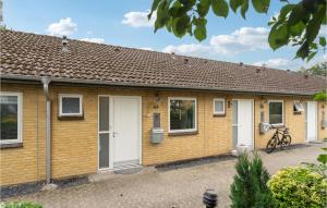 uma casa de tijolos com portas brancas e um pátio em Cozy Apartment In Middelfart With Wifi em Middelfart