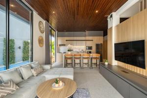 ein Wohnzimmer mit Sofa und Tisch in der Unterkunft Private Villa Ayra 9B by OriVista 10mins to Melasti Beach in Uluwatu