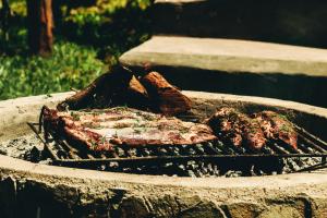 una parrilla con dos trozos de carne. en Posada Saint Rose cava privada, en Mendoza