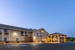 een hotel met een parkeerplaats ervoor bij Days Inn by Wyndham Iron Mountain in Iron Mountain