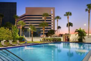 Bazén v ubytování Hilton Melbourne, FL nebo v jeho okolí