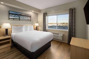 Postel nebo postele na pokoji v ubytování Baymont by Wyndham West Edmonton + 37 fotografií