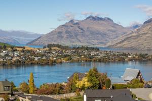 Φωτογραφία από το άλμπουμ του Amazing lake view room #1& floor heating στο Κουινστάουν