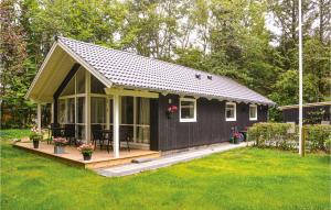 エスビャウにある3 Bedroom Nice Home In Esbjerg Vの小さな黒い家(ポーチ付) +22枚の写真