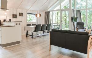 エスビャウにある3 Bedroom Nice Home In Esbjerg Vのソファとテーブルのあるリビングルーム
