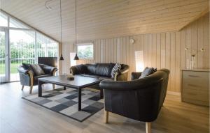 sala de estar con muebles de cuero y mesa en Four-Bedroom Holiday Home In Hemmet, en Hemmet