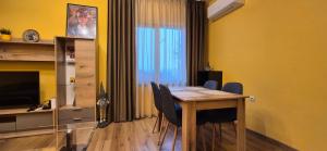 Et tv og/eller underholdning på Апартамент Сотирови