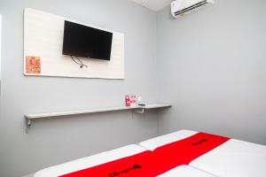 Μια τηλεόραση ή/και κέντρο ψυχαγωγίας στο RedDoorz near Exit Tol Pekalongan +23 φωτογραφίες