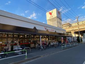 Supermarket nebo jiné obchody v  apartmánu nebo okolí