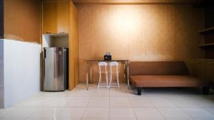 Kuchyň nebo kuchyňský kout v ubytování Comfy and Homey 2BR at Bale Hinggil Apartment By Travelio
