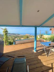 un patio con tavolo, sedie e ombrellone di Superbe studio neuf vue mer a Monticello