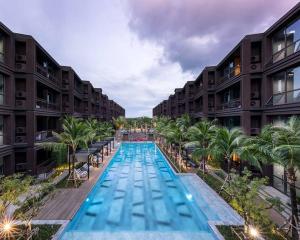 une vue aérienne d'une piscine dans un immeuble dans l'établissement Saturdays by Lotus Heart, à Ban Saiyuan (1)