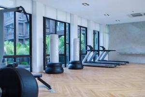 une salle de sport avec plusieurs tapis de course et machines elliptiques dans l'établissement Saturdays by Lotus Heart, à Ban Saiyuan (1)