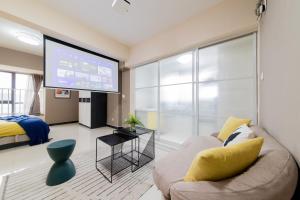 TV a/nebo společenská místnost v ubytování Ban Xia Sunshine Hotel- Drum Tower & YONGNING Gate Branch