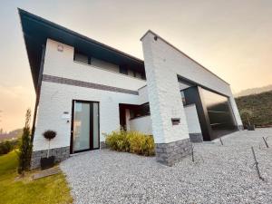 une maison en briques blanches avec une grande cour dans l'établissement Magnifique Villa de luxe !, à La Louvière