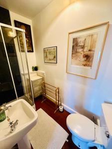 Un baño con lavabo e inodoro en Fitz House, en Keswick 71 fotos más