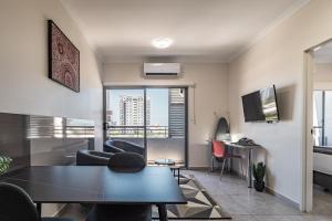 Un televizor și/sau centru de divertisment la Argus Hotel Darwin