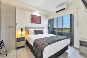 Un pat sau paturi într-o cameră la Argus Hotel Darwin