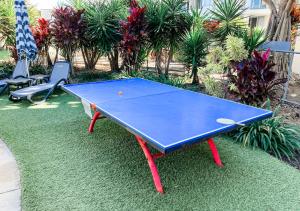 Stolní tenis v ubytování Coastal Calm Studio - A Private Studio with a Personal Touch nebo okolí
