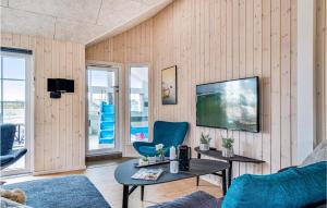 un soggiorno con un divano e un tavolo di Cozy Home In Nørre Nebel With Sauna a Nørre Nebel