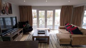 Χώρος καθιστικού στο Charming Lake House nature retreat in Cotswold Water Park, South Cerney near Cirencester