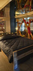 Posteľ alebo postele v izbe v ubytovaní T2 Chambre Miroir jardin et parking privé Marseille