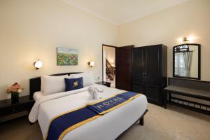 Krevet ili kreveti u jedinici u objektu Royal Hotel and Villa Batu