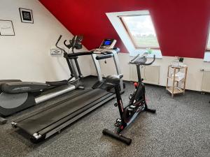 Fitness centrum a/nebo fitness zařízení v ubytování DORMERO Hotel Dresden Airport