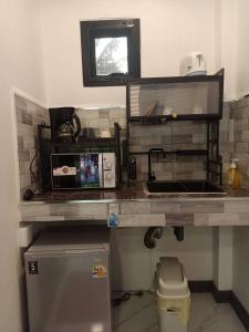 Η κουζίνα ή μικρή κουζίνα στο Phra Ae Apartments +30 φωτογραφίες