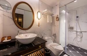 Ένα μπάνιο στο Hanoi Tirant Hotel